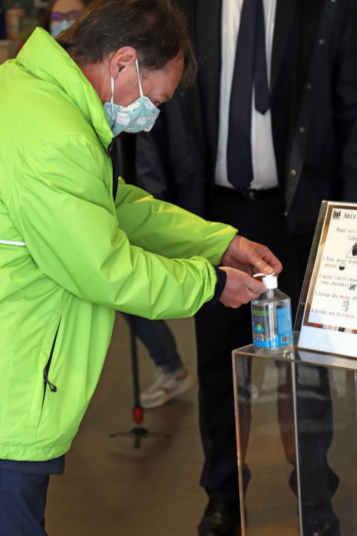 Christophe SALIN, sous-préfet de Sarreguemines, s'applique du gel hydroalcoolique sur les mains à l'entrée d'un magasin