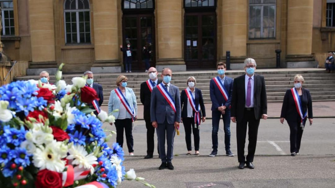 Une partie de la nouvelle équipe municipale (le Maire et ses adjoints) accompagnée par le Maire sortant Céleste LETT