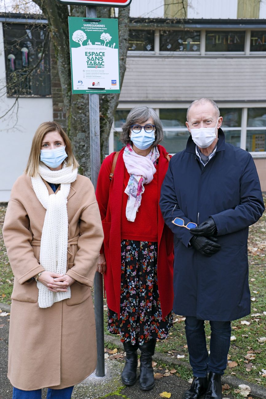 Christine CARAFA, adjointe en charge de la Santé, et Diane WELFRINGER, coordinatrice du Comité Moselle de la Ligue contre le cancer, et Marc ZINGRAFF, maire de Sarreguemines.
