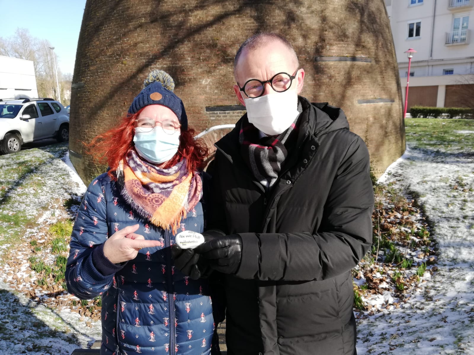 Marc ZINGRAFF et Suzanne WACHS (SR3) avec la pierre marquée 