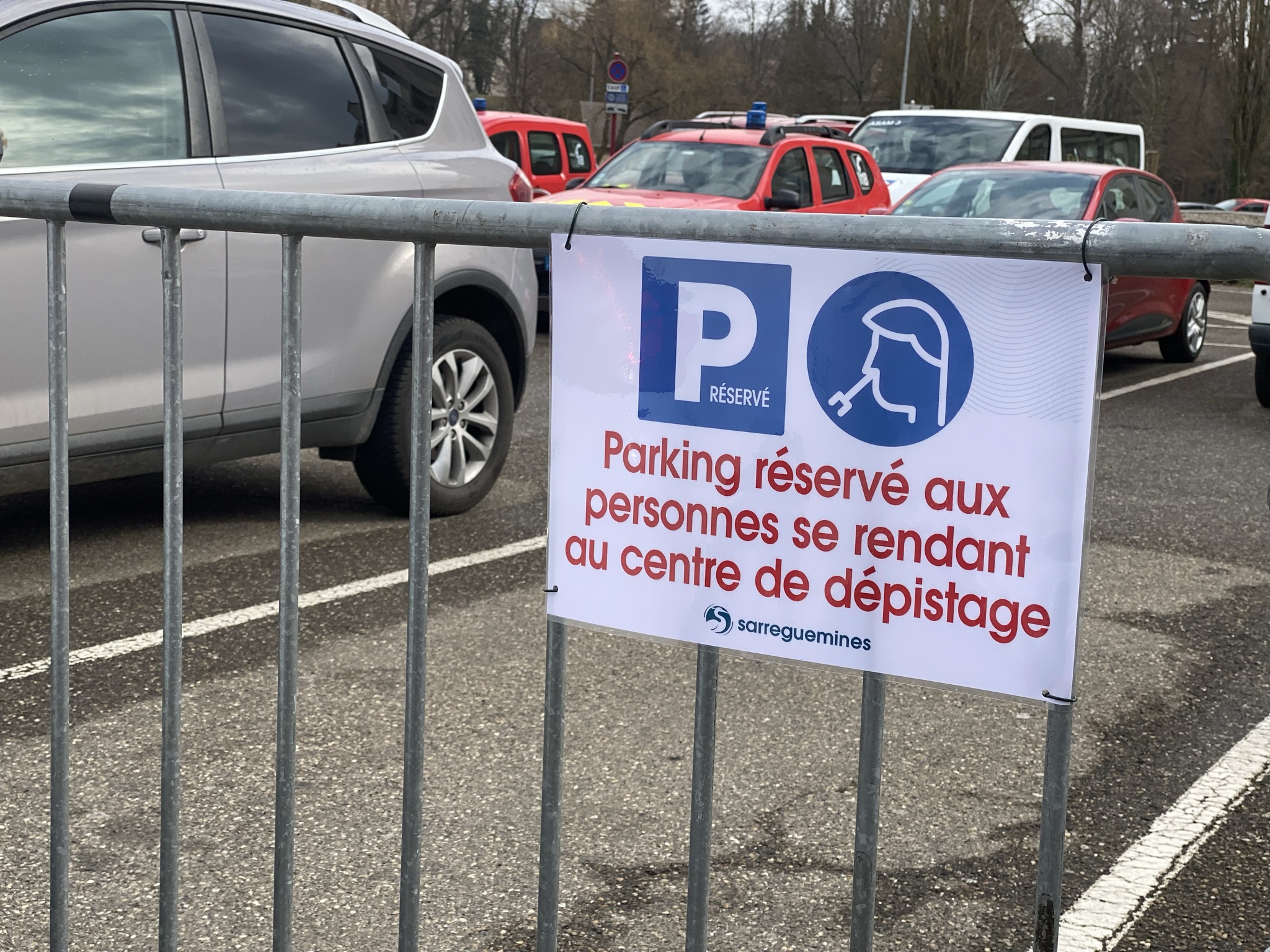 Des places de stationnement ont été réservées pour les personnes se rendant au centre de dépistage.