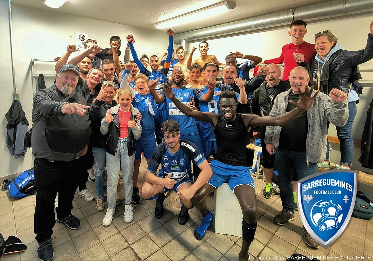 Photo de l'équipe du Sarreguemines Football Club heureuse