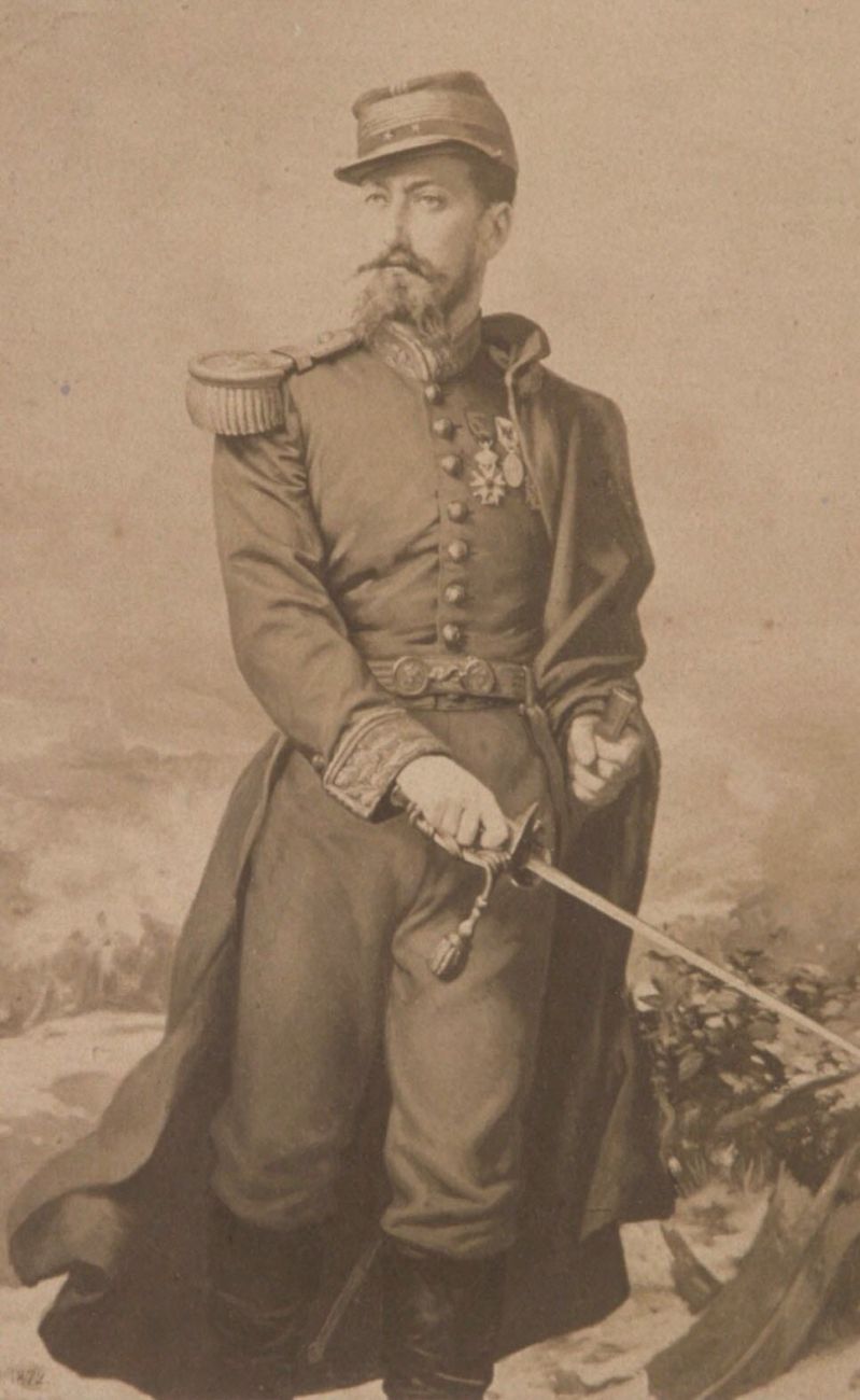 Le conférencier Patrick SERRE évoquera la formidable épopée du Général Camille CRÉMER (1840-1876) natif de Sarreguemines, qui, après avoir couvert la retraite du IIème corps d'armée dans sa ville natale et s'être vaillamment battu à Borny, Rezonville Mars-la-Tour, Saint-Privat et Gravelotte, s'est retrouvé pris au piège lors du siège de Metz à partir du 20 août 1870. Il réussira finalement à s'échapper au moment où le Maréchal Bazaine livrait traîtreusement l'Armée du Rhin au Prince Frédéric-Charles de Prusse en octobre 1870. Le futur Général CRÉMER prit alors le chemin de la France pour continuer le combat contre l'armée prussienne en allant offrir son épée au Gouvernement de la Défense Nationale de GAMBETTA. De là, il enchaînera les victoires en Bourgogne-Franche Comté au cours du terrible hiver 1870-1871...  Crédits illustration du Général Camille Crémer : Collections du Musée de NUITS SAINT GEORGES, Inventaire n°95.5.379