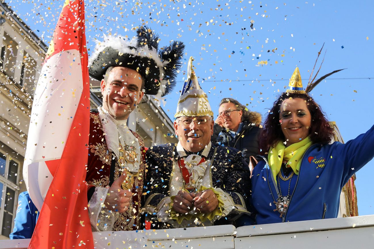 Joris HEMMERT, président de la SCS, Jean-Marc SCHWARTZ, premier adjoint à la Ville de Sarreguemines, avec une membre de la Société Carnavalesque de Sarreguemines